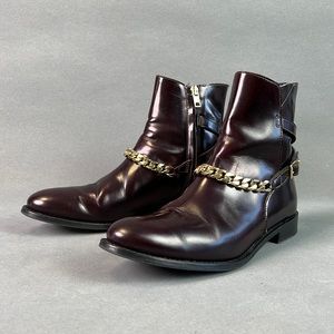 Burberry burgundy bootie size zip gold chain. Leather lining. Gently worn Size39